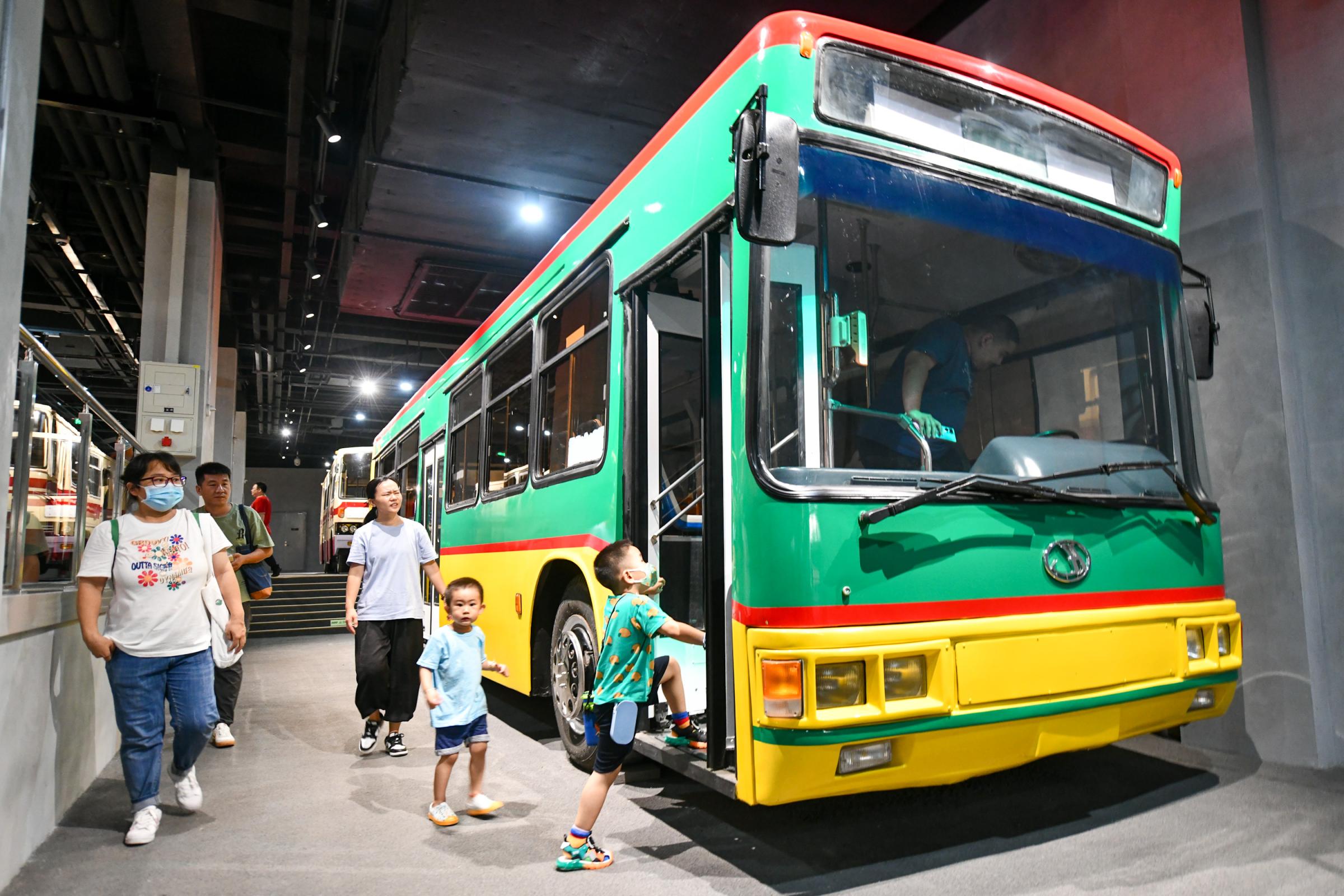 大鼻子道奇铰接式无轨北京公交这些车您坐过吗