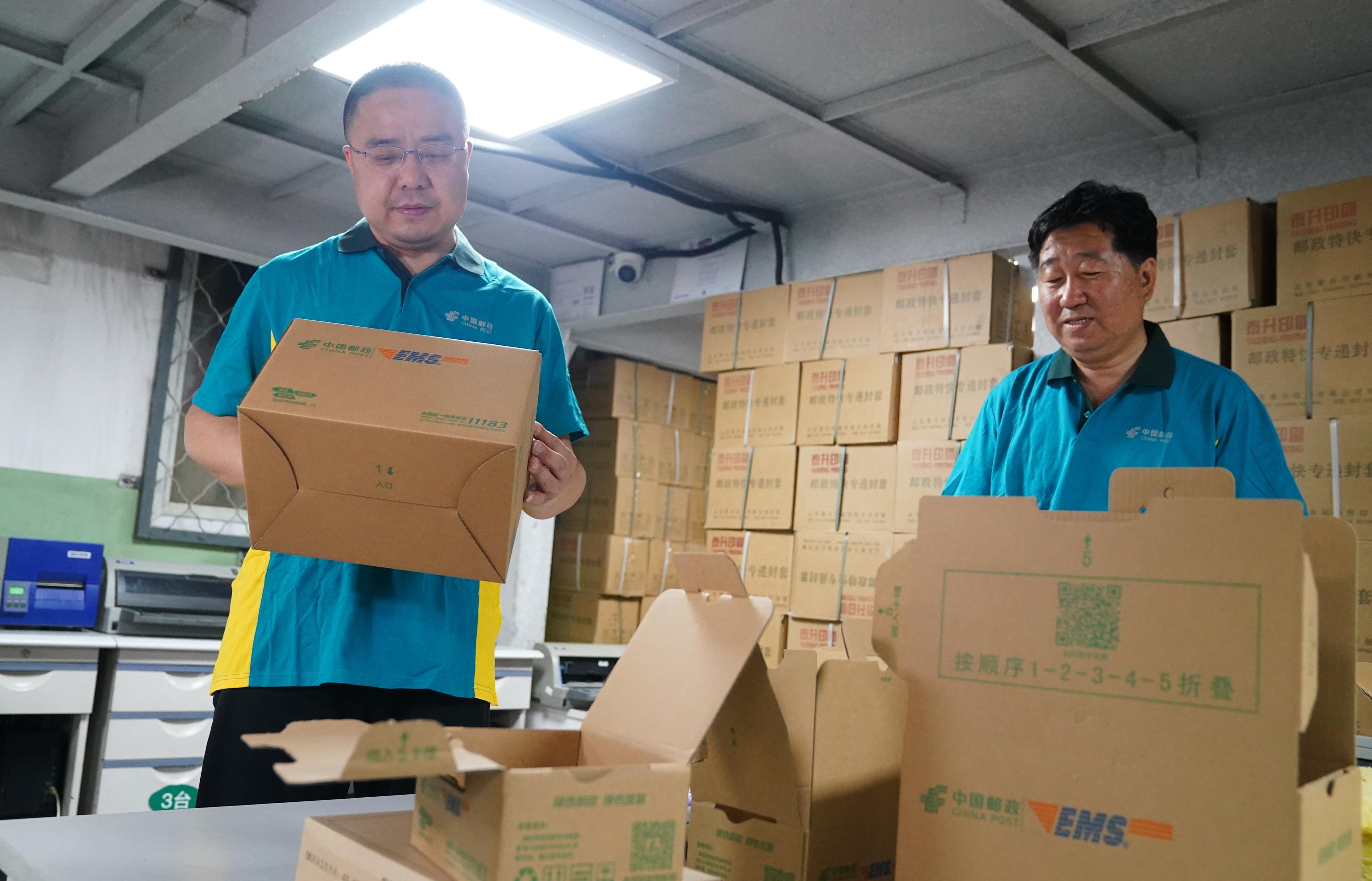 中国邮政集团有限公司北京市分公司一处摆满货架和快递箱的生产现场