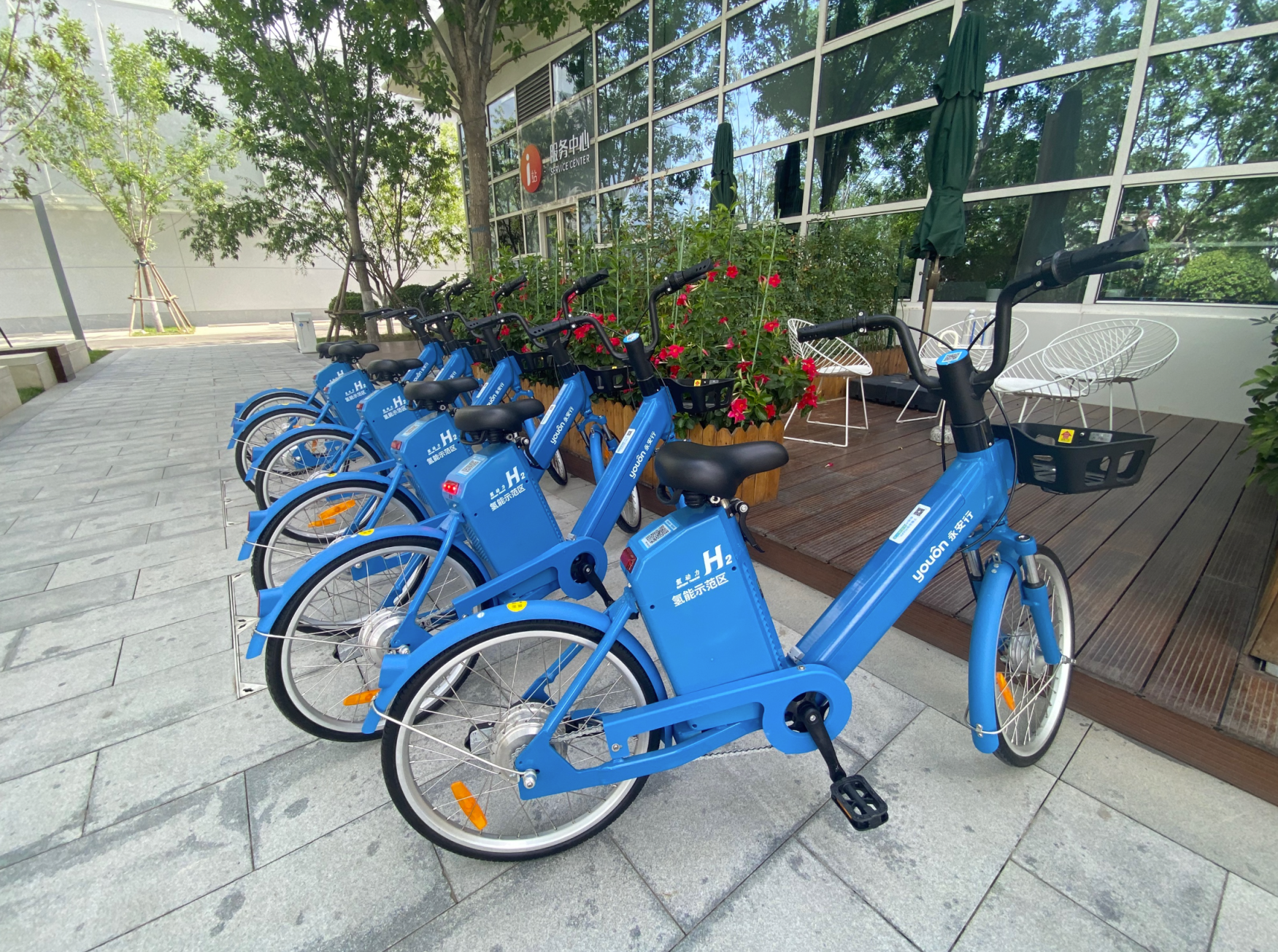 外观上蓝色涂装,和普通共享单车没什么区别,只是在座椅下部有个"氢