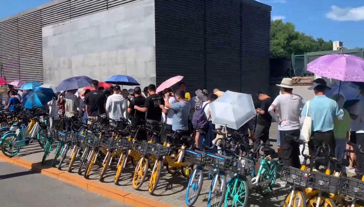 北大恢复校园预约参观!酷暑中,来看校门口队有多长_京报网