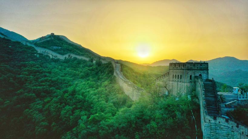 雨后日出,八达岭长城如金龙盘踞在无边绿野