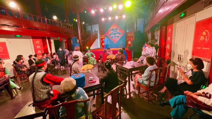 喝茶听曲儿，当一回戏中人！快来颜料会馆打卡沉浸式曲剧《茶馆》_京报网