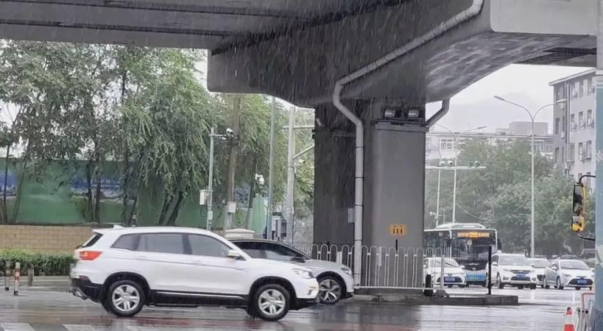 极端暴雨中的北京，被他们牢牢守护！_京报网