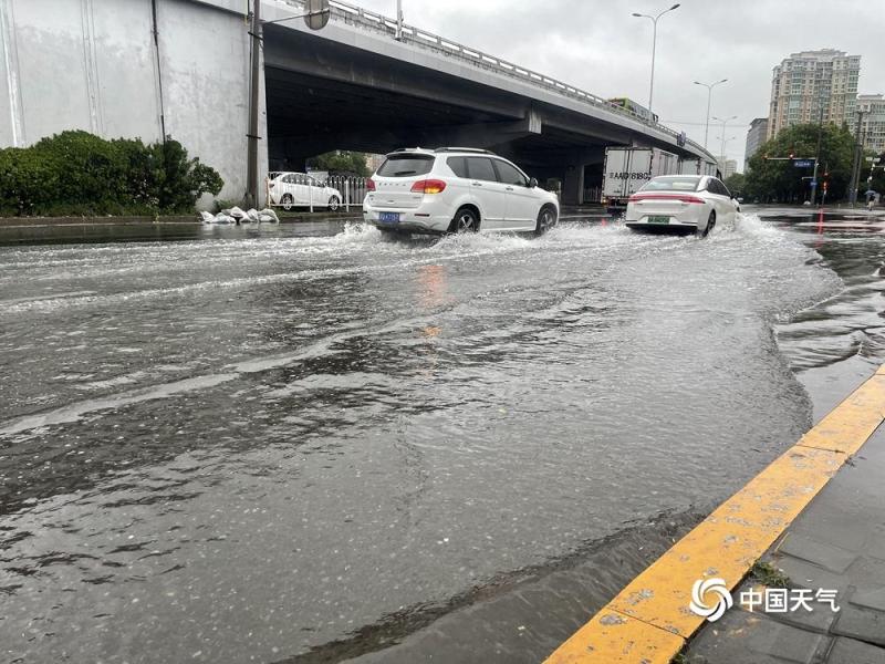 雨哗哗今晨北京部分路面积水地铁站加围挡防水