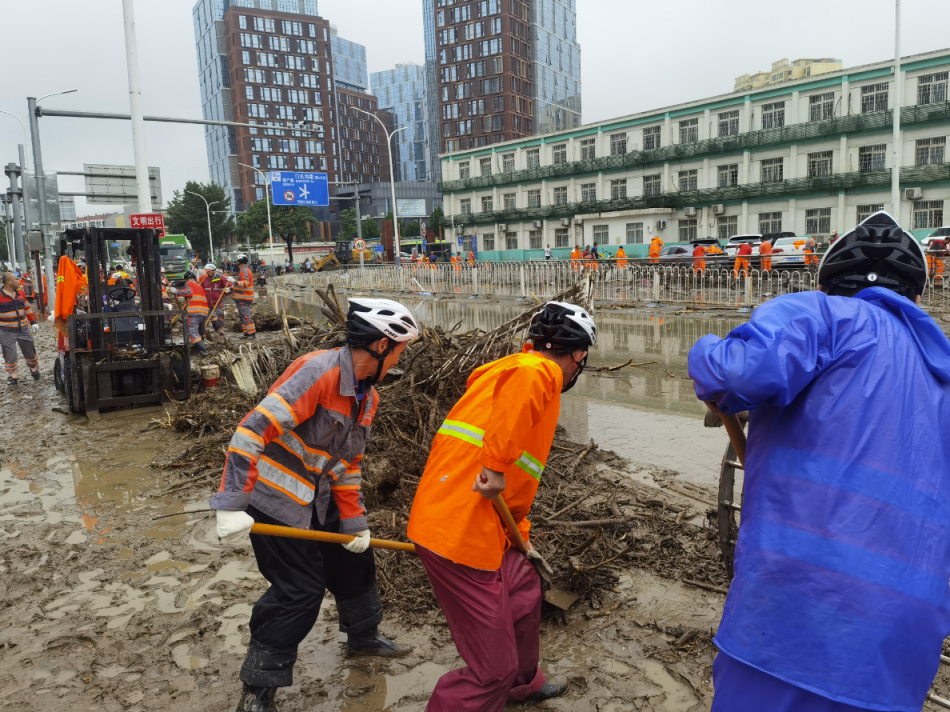 半小时集结,石景山环卫支援门头沟!道路清理现场——_京报网