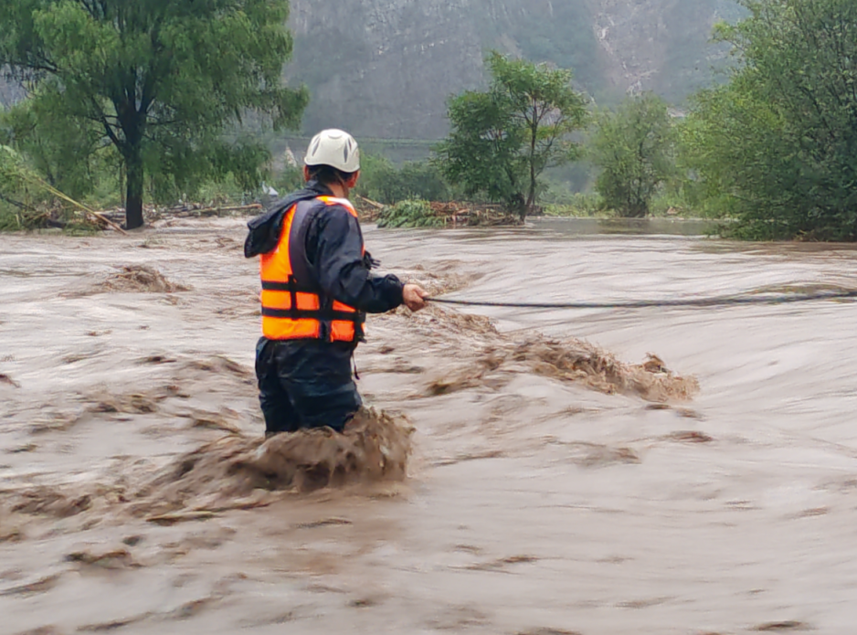 门头沟山洪水峪嘴受灾严重救援队目前已救出十余人