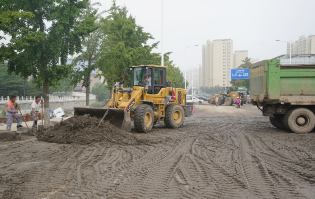 现场 | 门头沟城市道路清淤全面展开,主要道路恢复通行_京报网