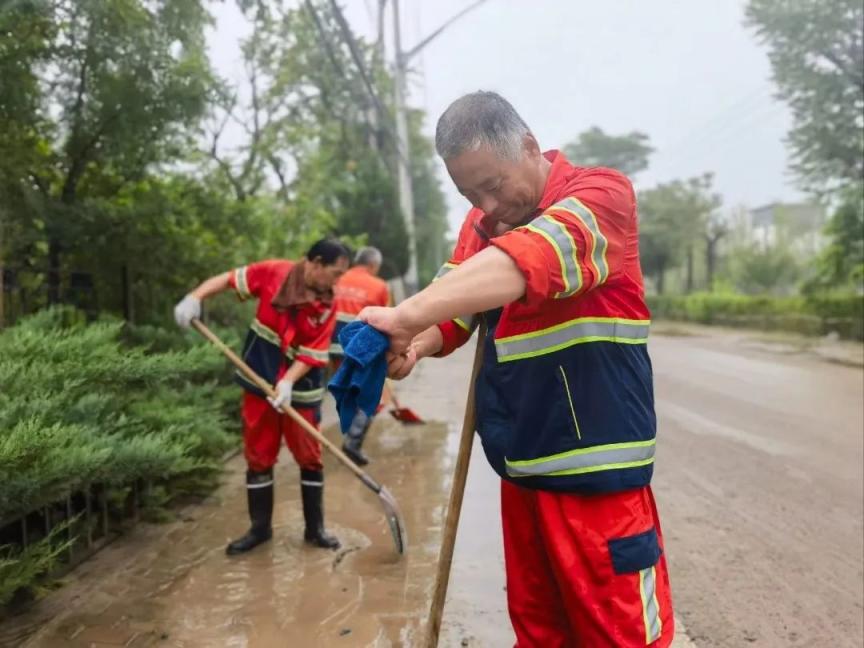 全部完成!实拍海淀市政道路清淤清障现场_京报网