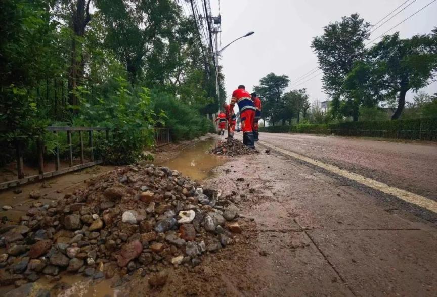 全部完成！实拍海淀市政道路清淤清障现场_京报网