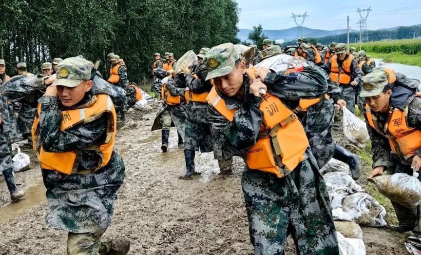 争分夺秒陆军官兵奋战在抗洪抢险一线