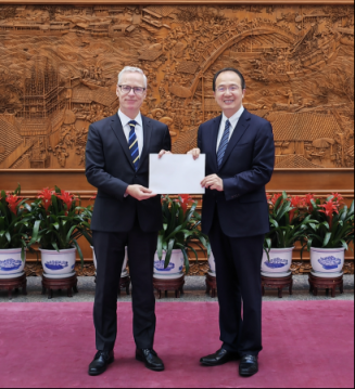 外交部礼宾司司长洪磊接受瑞典新任驻华大使欧思诚递交国书副本