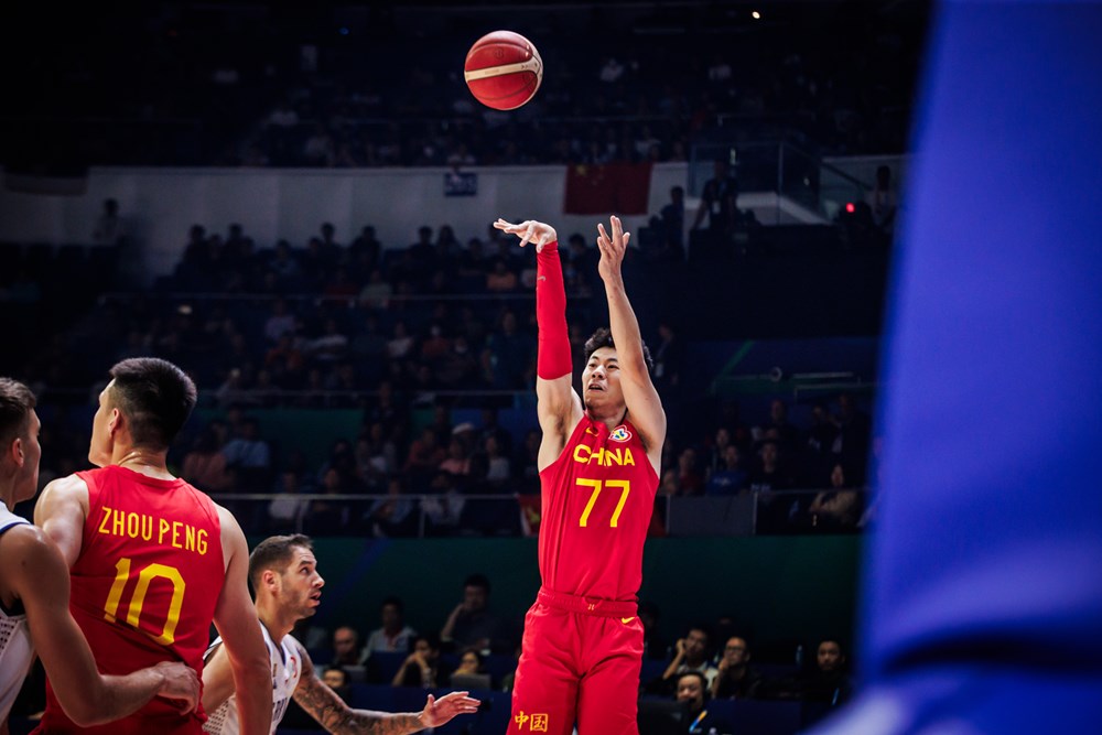 世界杯首战中国男篮大比分不敌塞尔维亚队