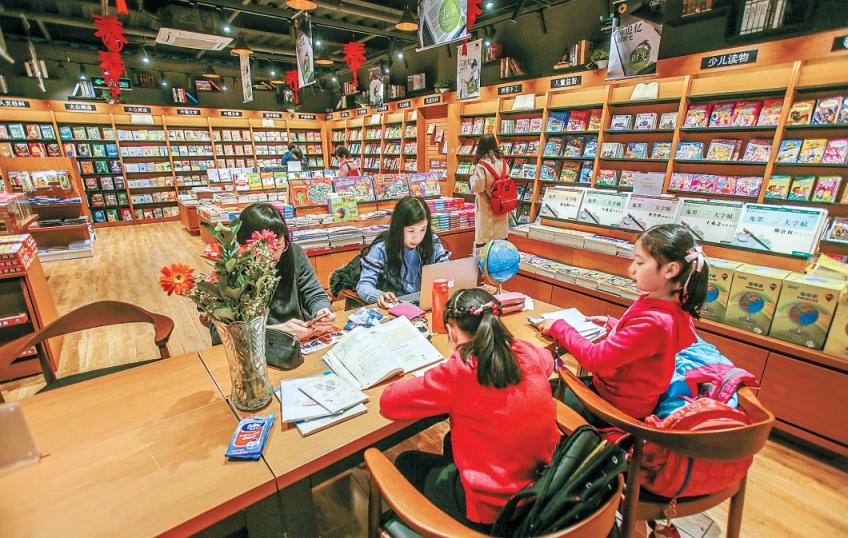 通州北京国际图书城,全市首家24小时无人智慧书店内,一名顾客在使用