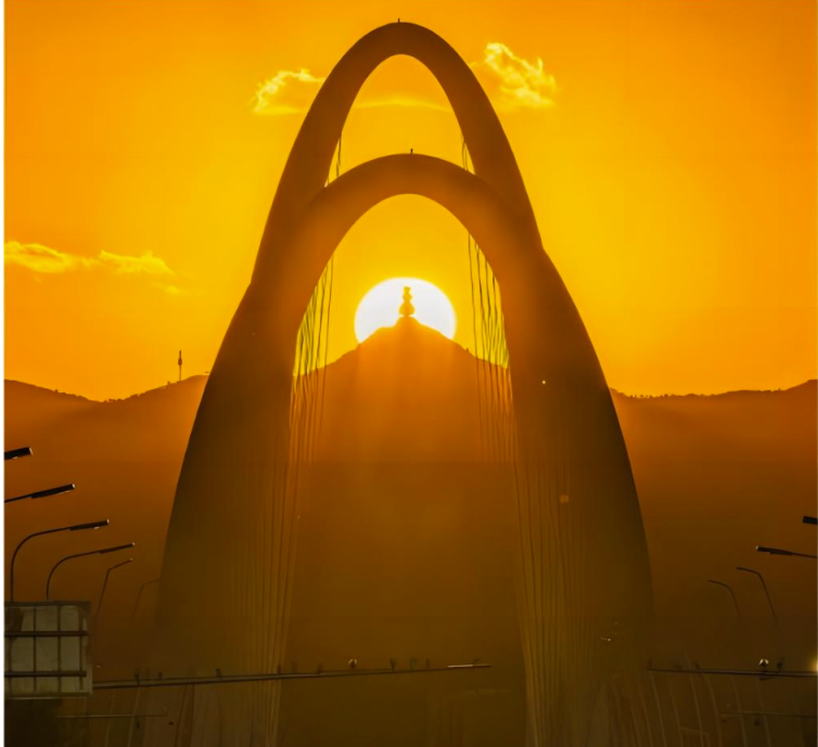 秋分前夕路中央拍悬日摄影爱好者拍完就走别影响通行