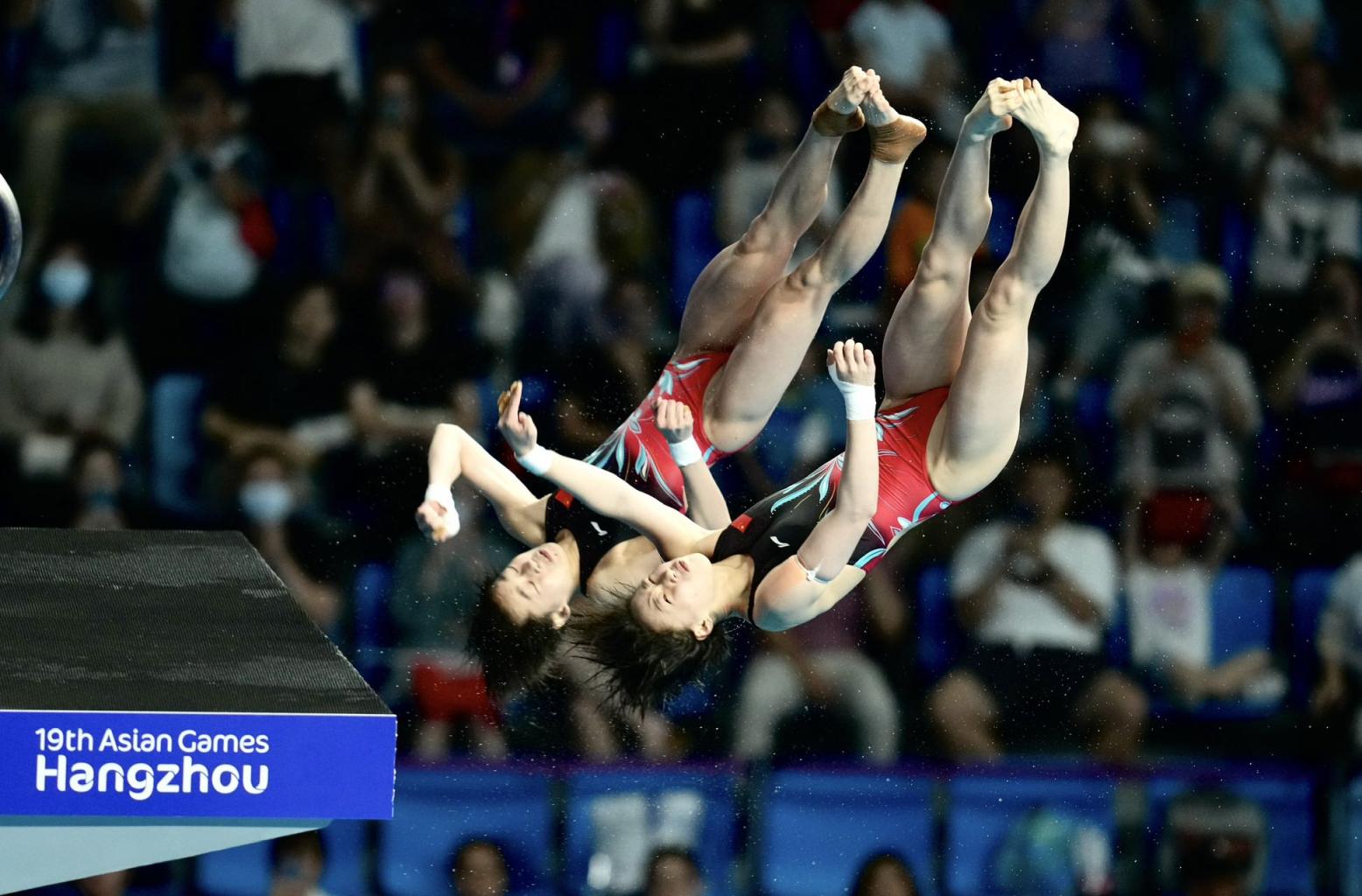 中国队跳水首金!全红婵/陈芋汐夺女子双人十米台冠军