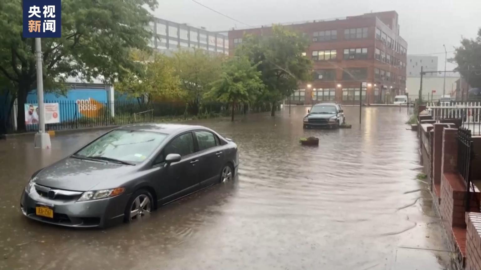 美国纽约出现极端降雨天气严重影响交通