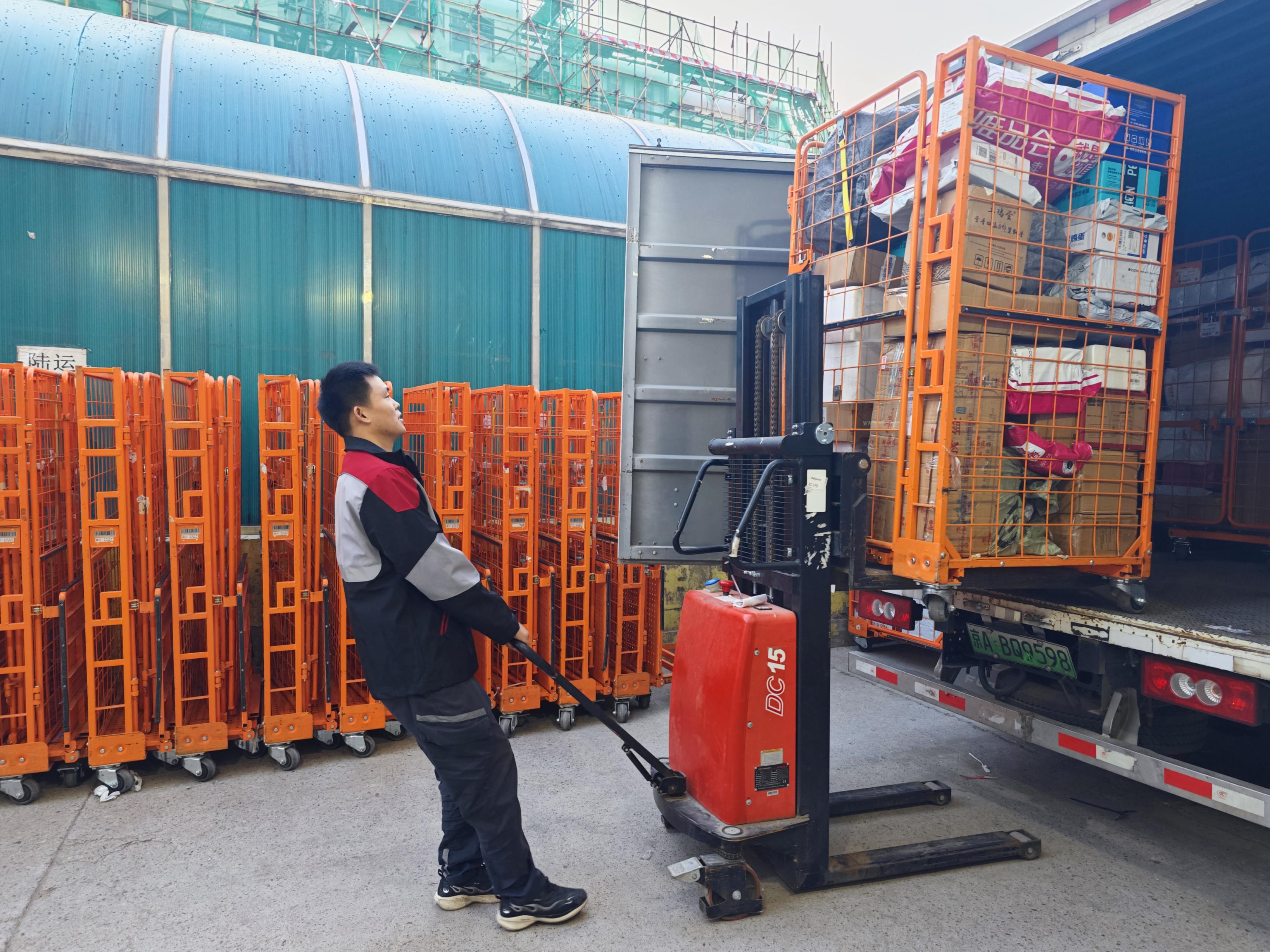 早6时,一轮圆月还挂在空中,北京顺丰速运七街片区学院路业务部里已是