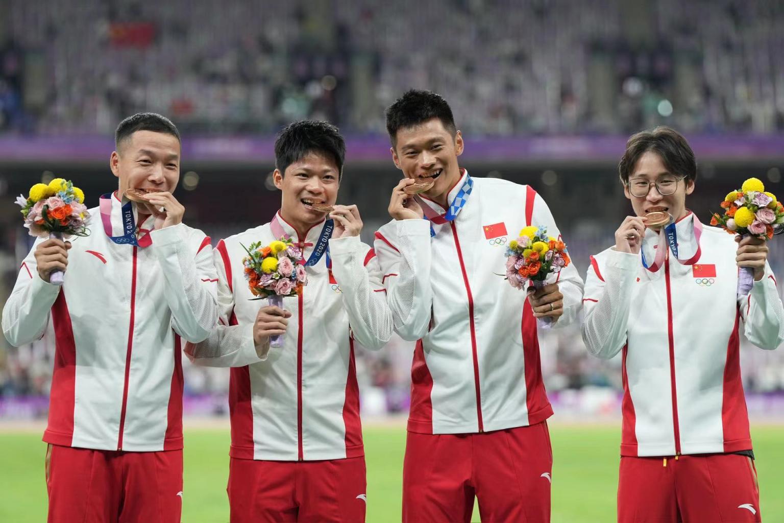 共同见证苏炳添等七名田径运动员获得补发的奥运奖牌