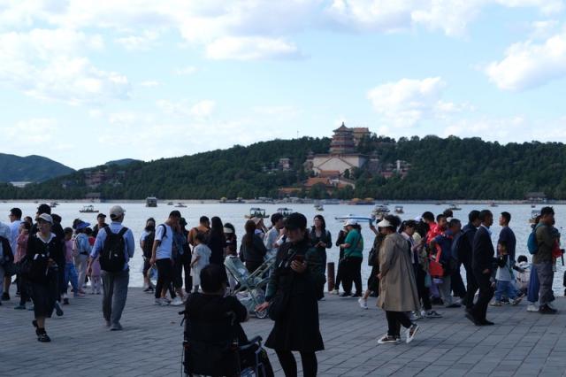 北京：1263万人次游客双节游园，四分之一奔郊区公园