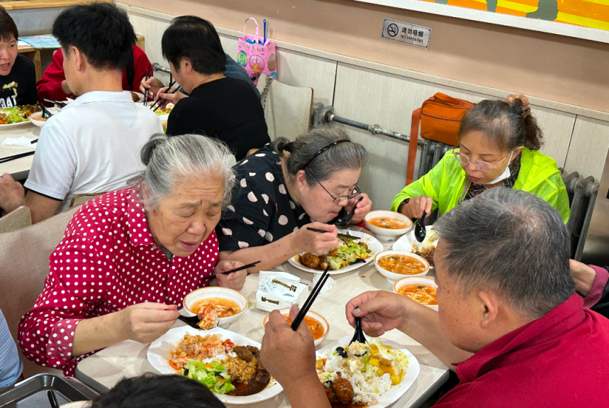 街道共有17家养老助餐服务点,共同为辖区老人提供优质,优惠的老年餐