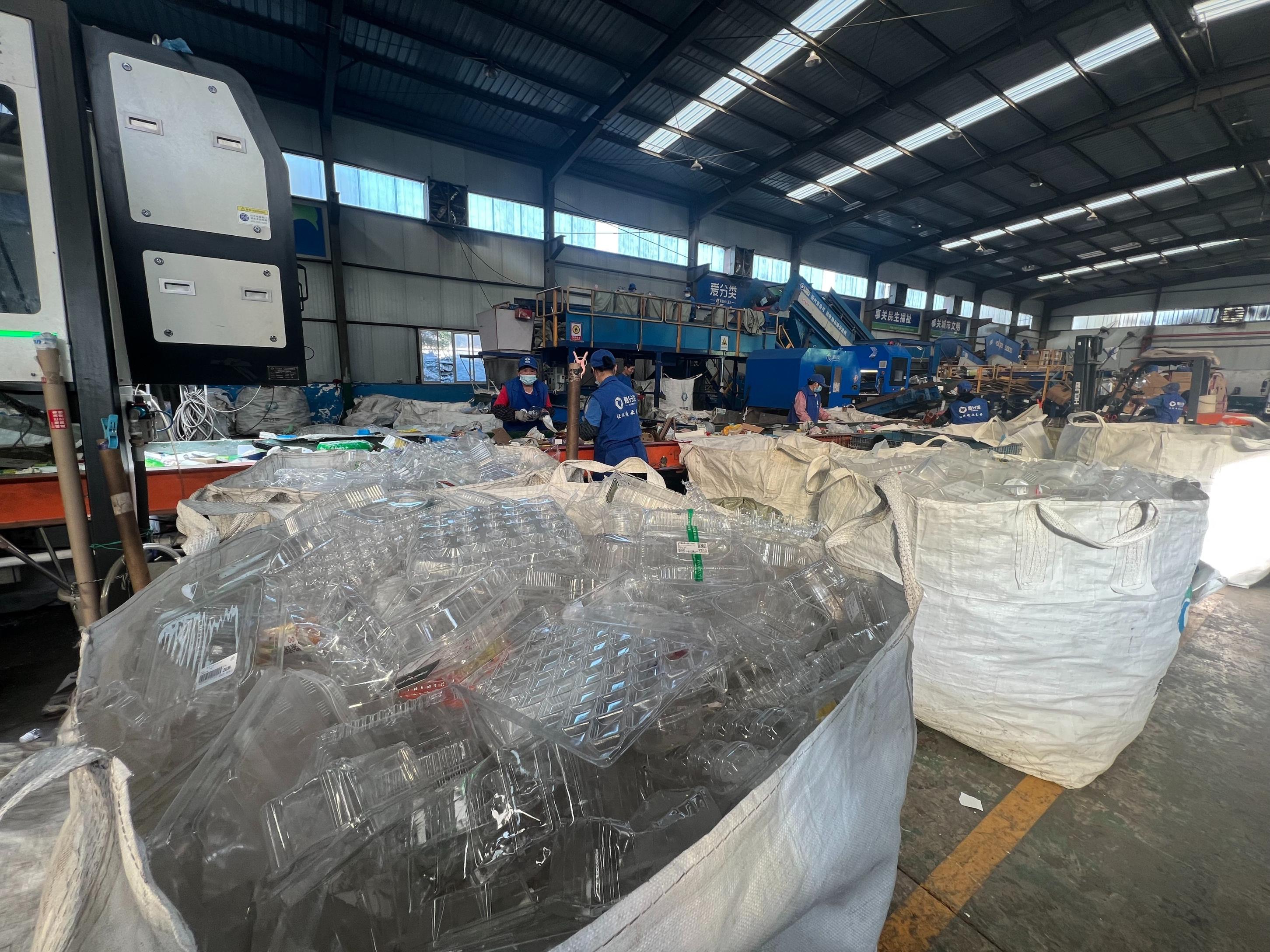 分拣归类后的利乐包装盒,餐盒,塑料布,打包带,塑料袋等一系列可回收