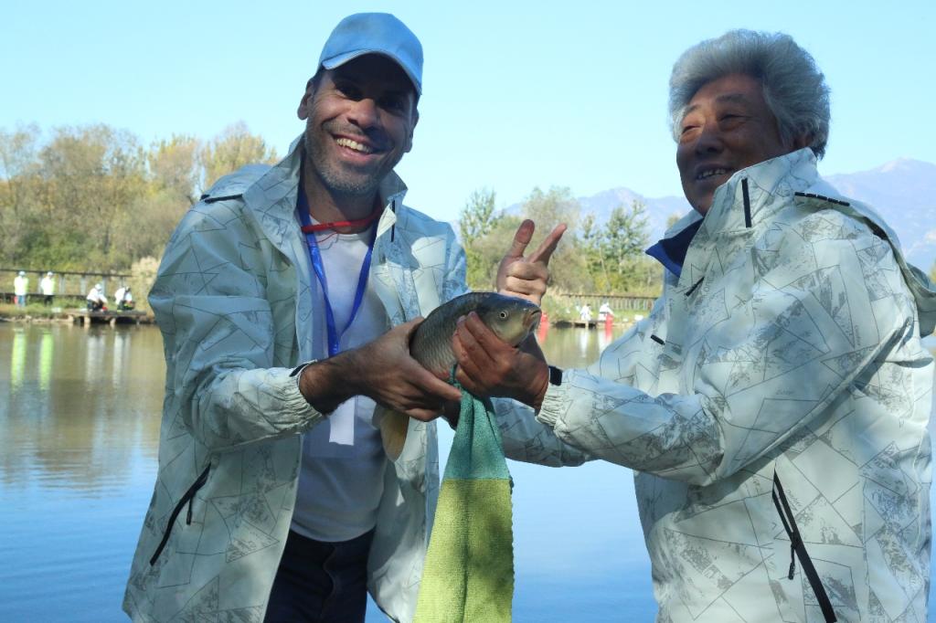 第八届北京国际钓鱼友谊赛延庆开竿 百名中外高手比拼钓技