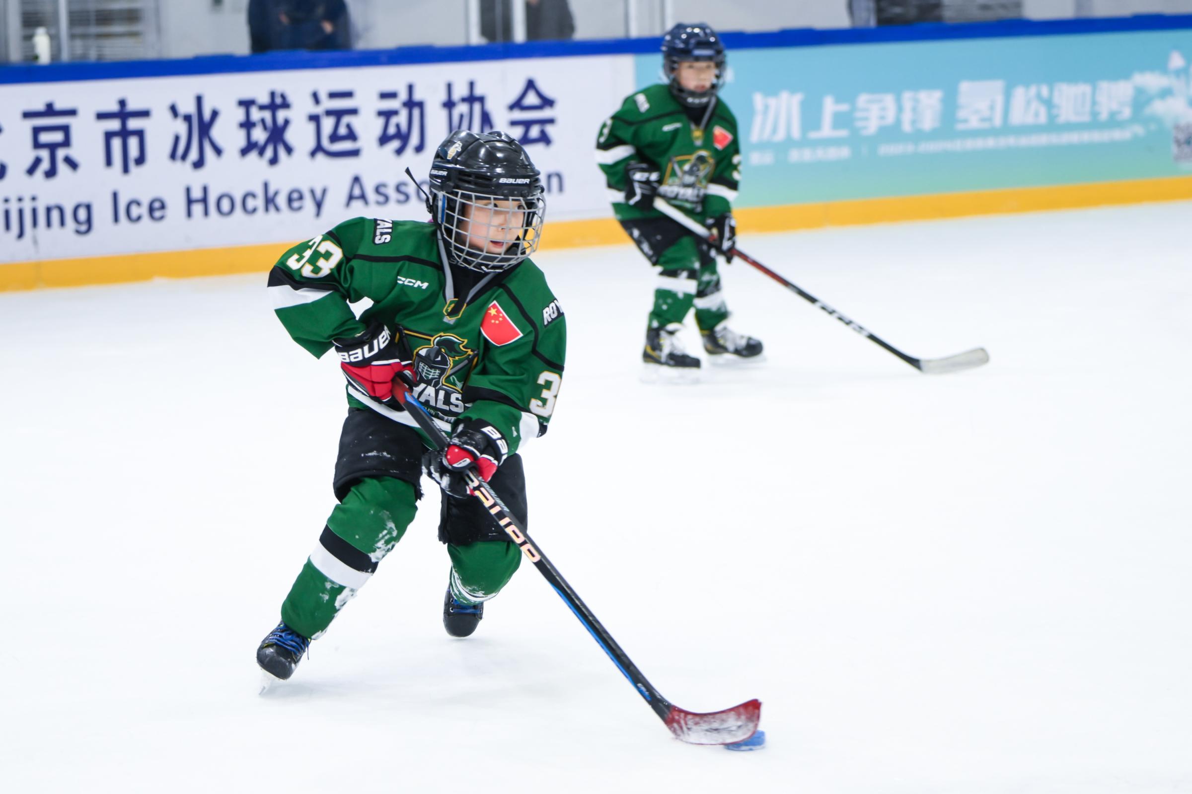 市青少年冰球俱乐部联赛开赛 场次数量再创新高_京报网