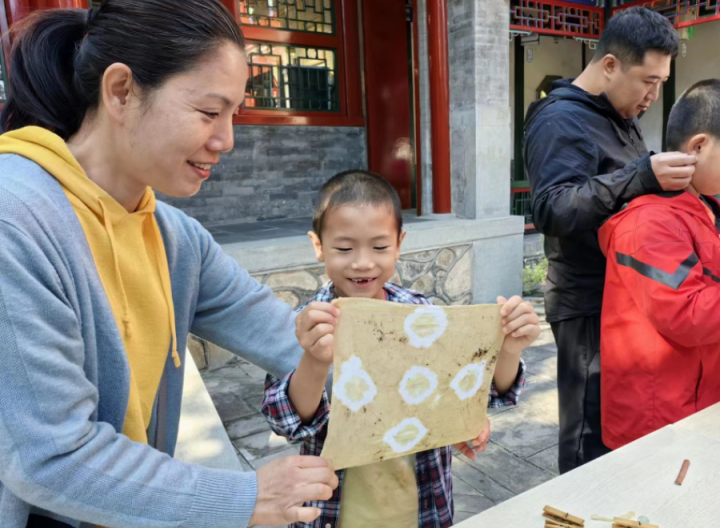 领创少年特色营:在金秋香山,学做“天子色”黄栌染_京报网