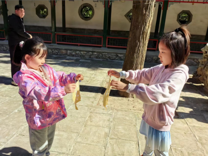 领创少年特色营:在金秋香山,学做“天子色”黄栌染_京报网