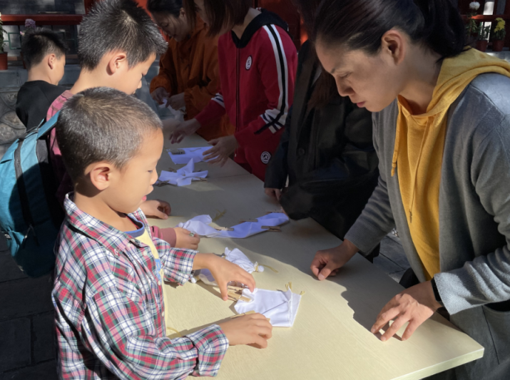 领创少年特色营:在金秋香山,学做“天子色”黄栌染_京报网