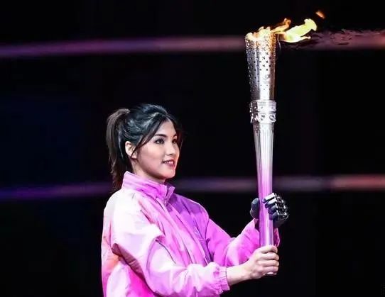 "篮球女孩"钱红艳 图源:人民日报