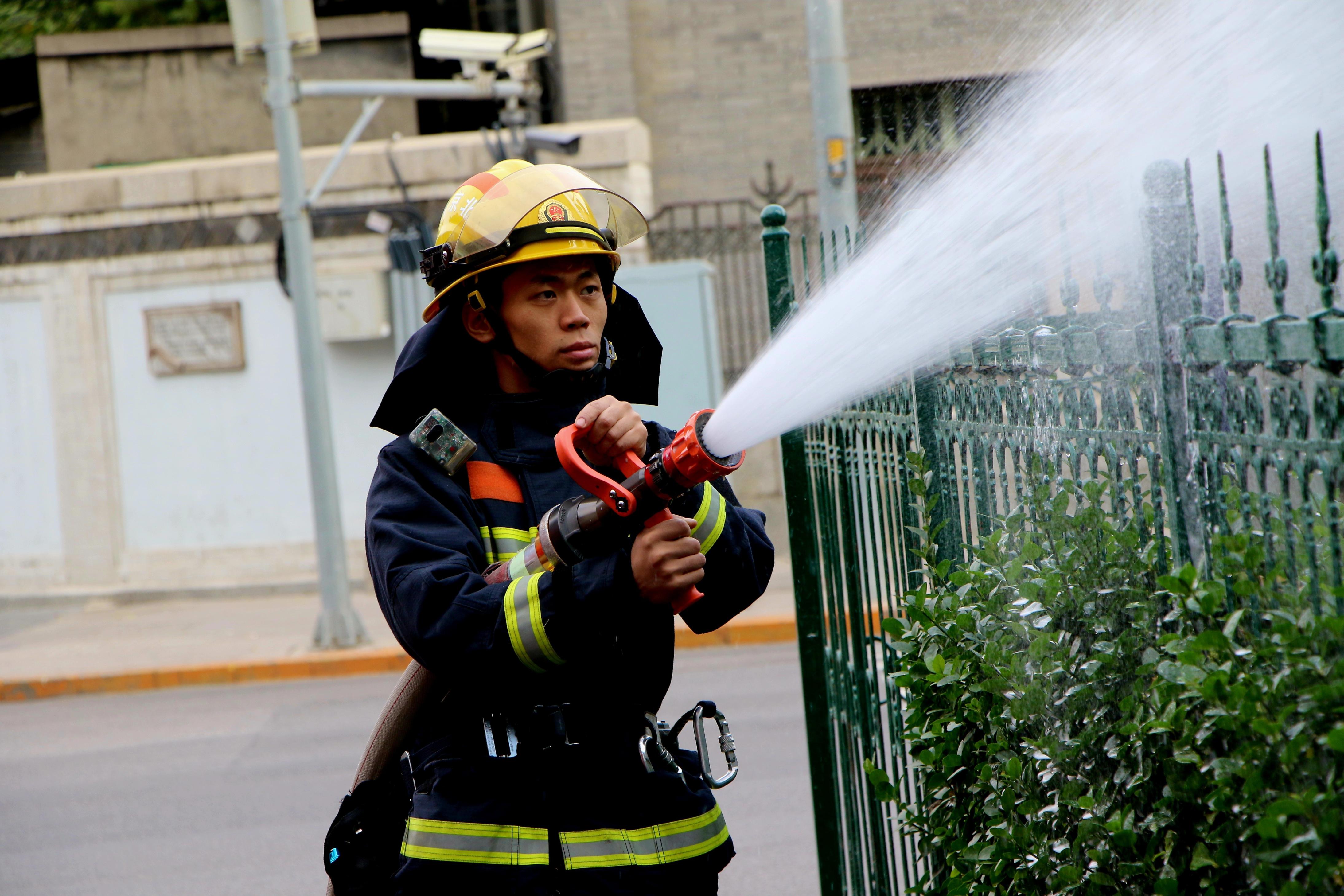 仰慕他们加入他们成为他们北京消防的新面孔