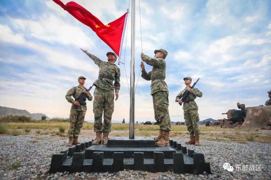 东部战区空军官兵庆祝人民空军74周岁生日画面来了_京报网