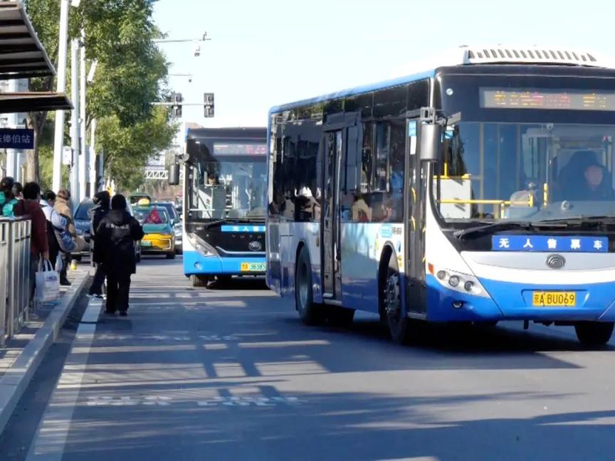 14日起地铁俸伯站11条公交线路停靠站将有调整