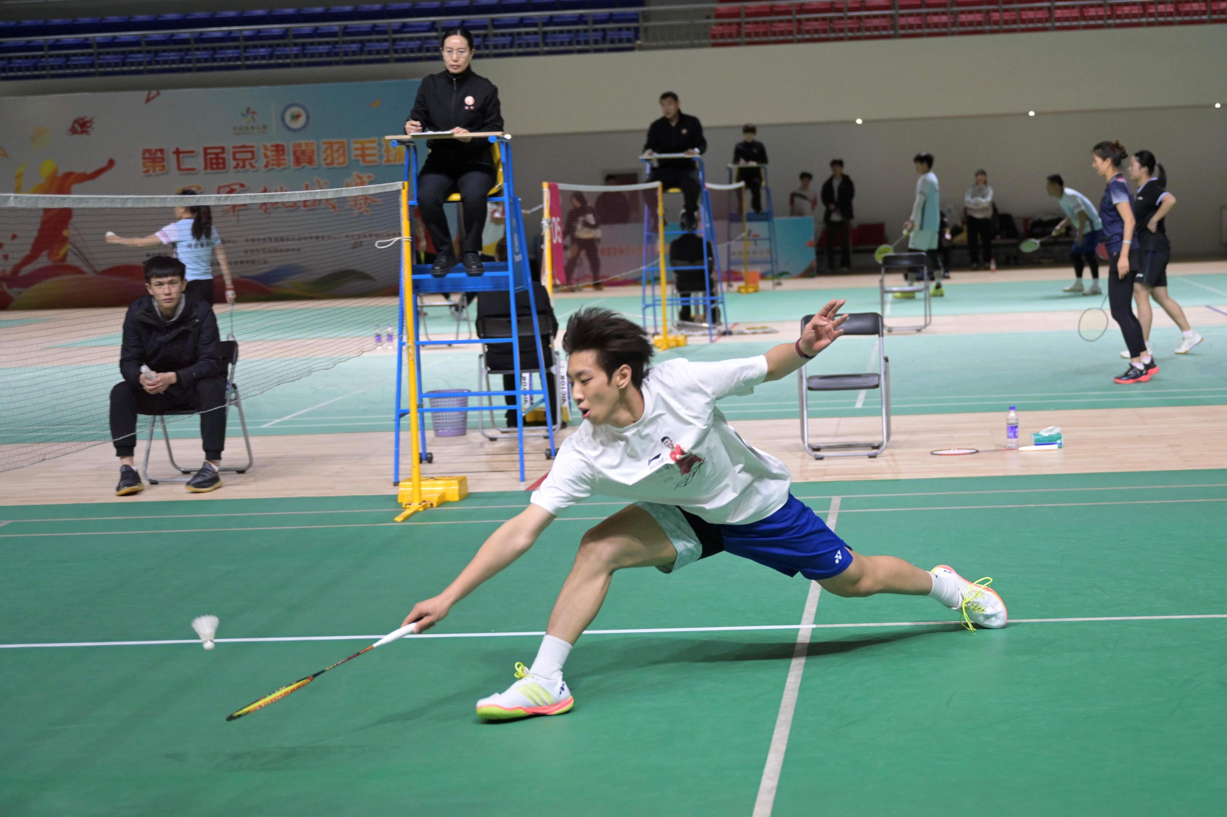 第七届京津冀羽毛球冠军挑战赛举行 200球友参与_京报网