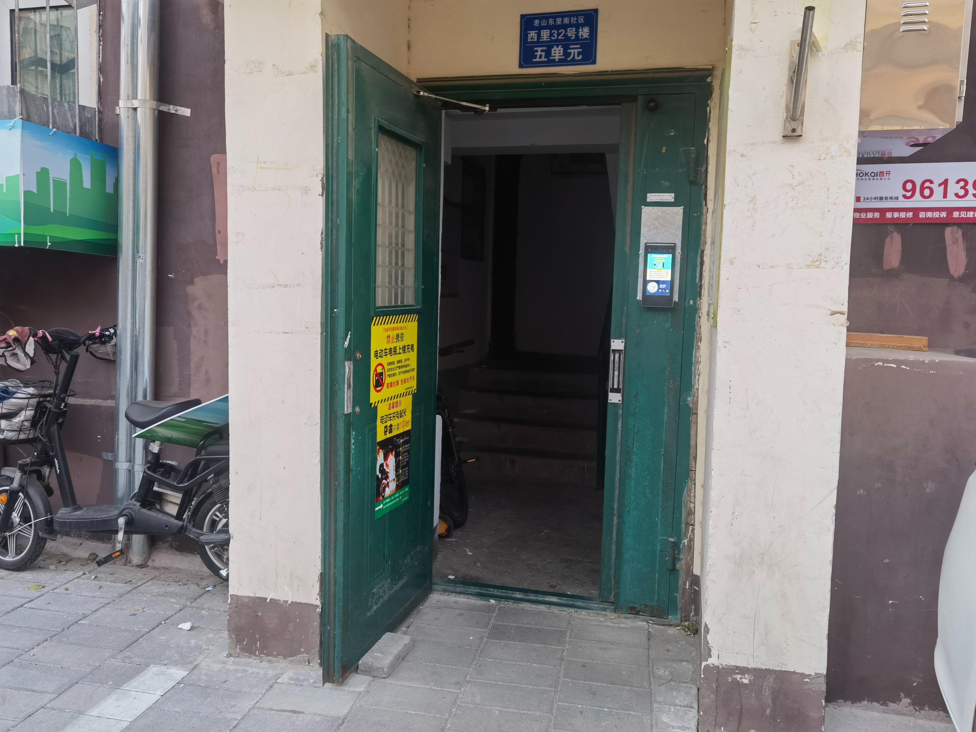 记者走访多个小区中发现,大开单元门的情况还真不少