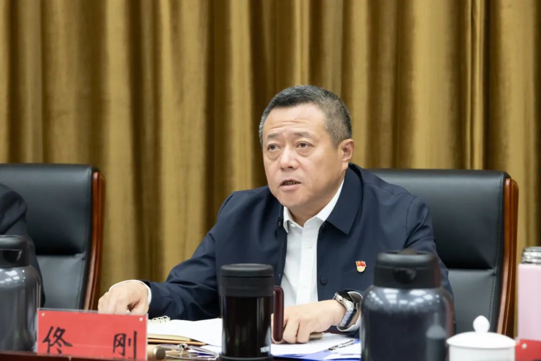 常委会(扩大)会议传达市区警示教育大会精神.