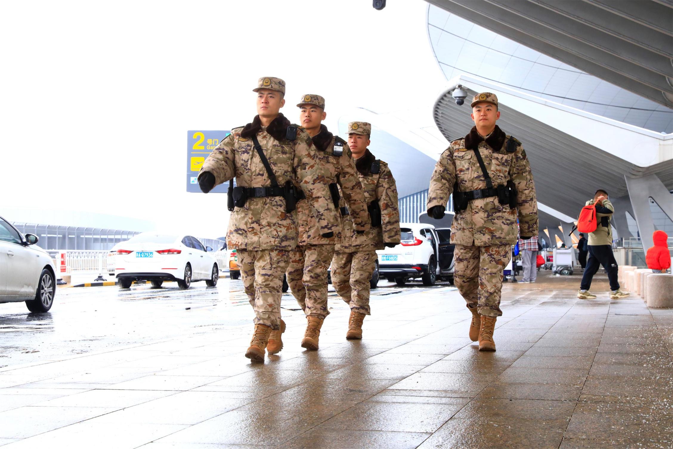 风雪中武警官兵站成挺立的青松