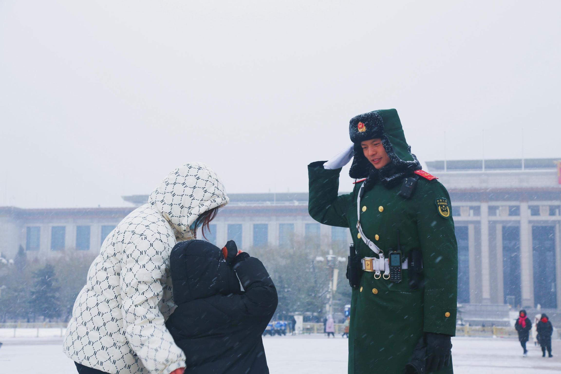 伫立风雪中！他们，是天安门广场另一道风景_京报网
