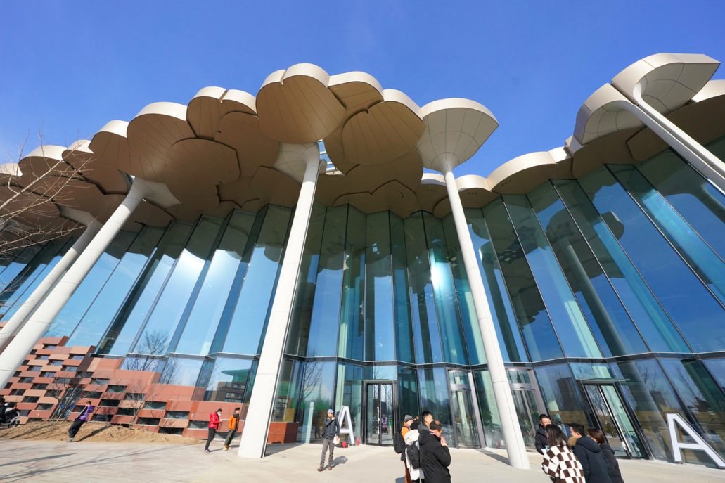 北京城市图书馆探访森林书苑里机器人能帮书送至桌前