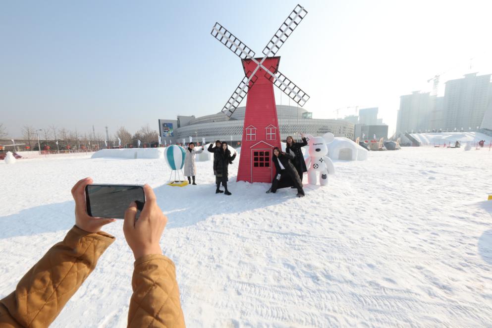 北京园博园冰雪乐园搭建了s弯雪圈滑道