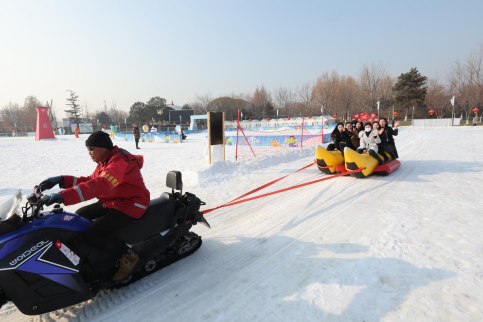 北京园博园冰雪乐园搭建了s弯雪圈滑道