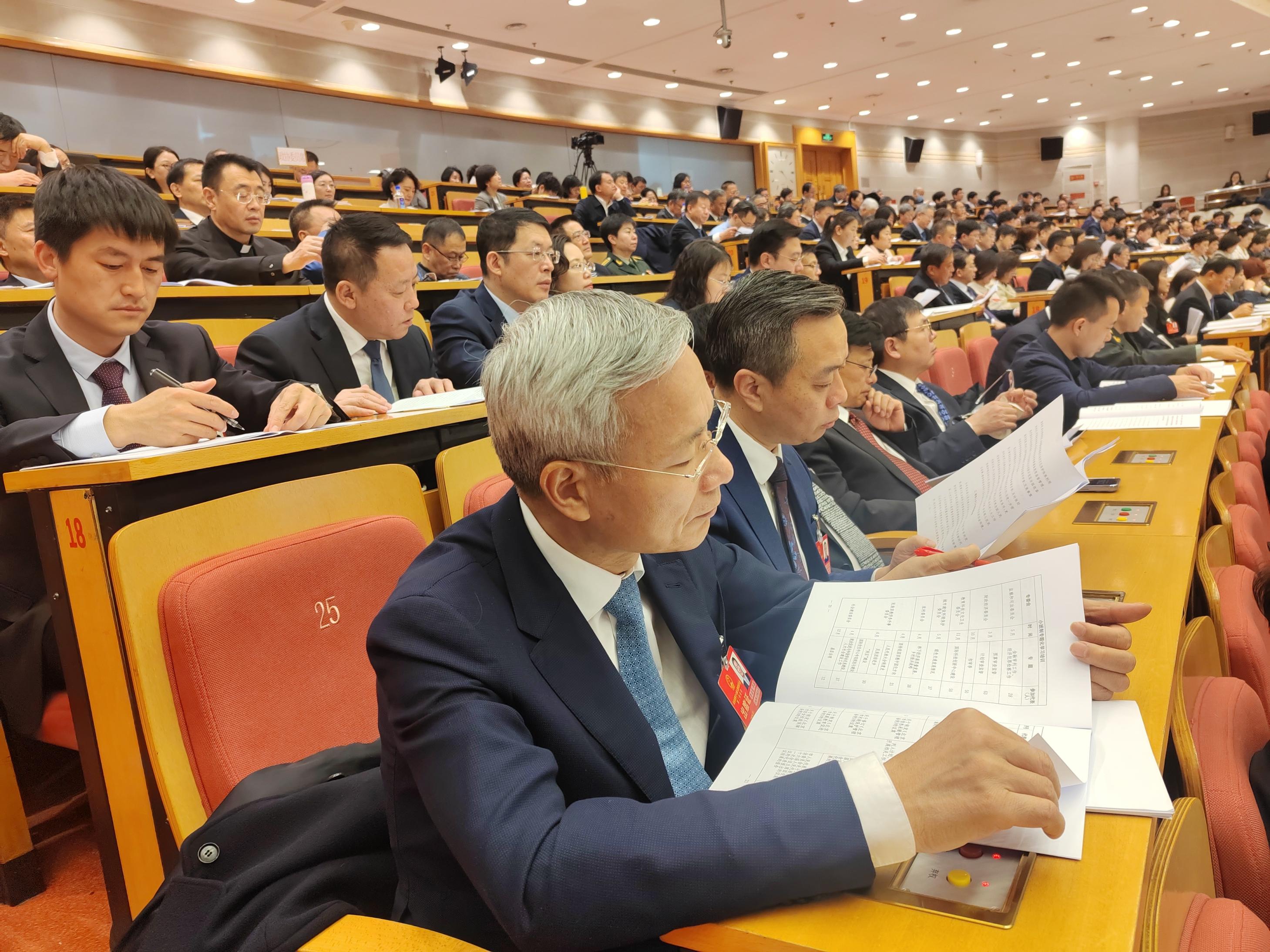 北京市人大常委会主任李秀领作工作报告