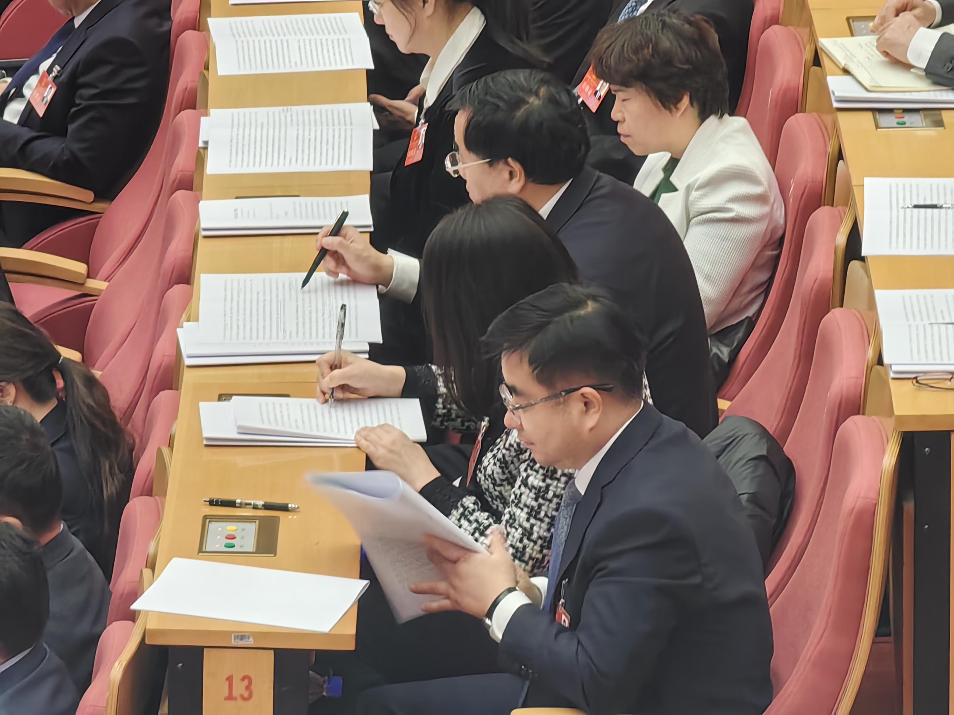 北京市人大常委会主任李秀领作工作报告