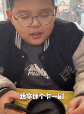 1月份,我们记住了一个小男孩委屈的表情.