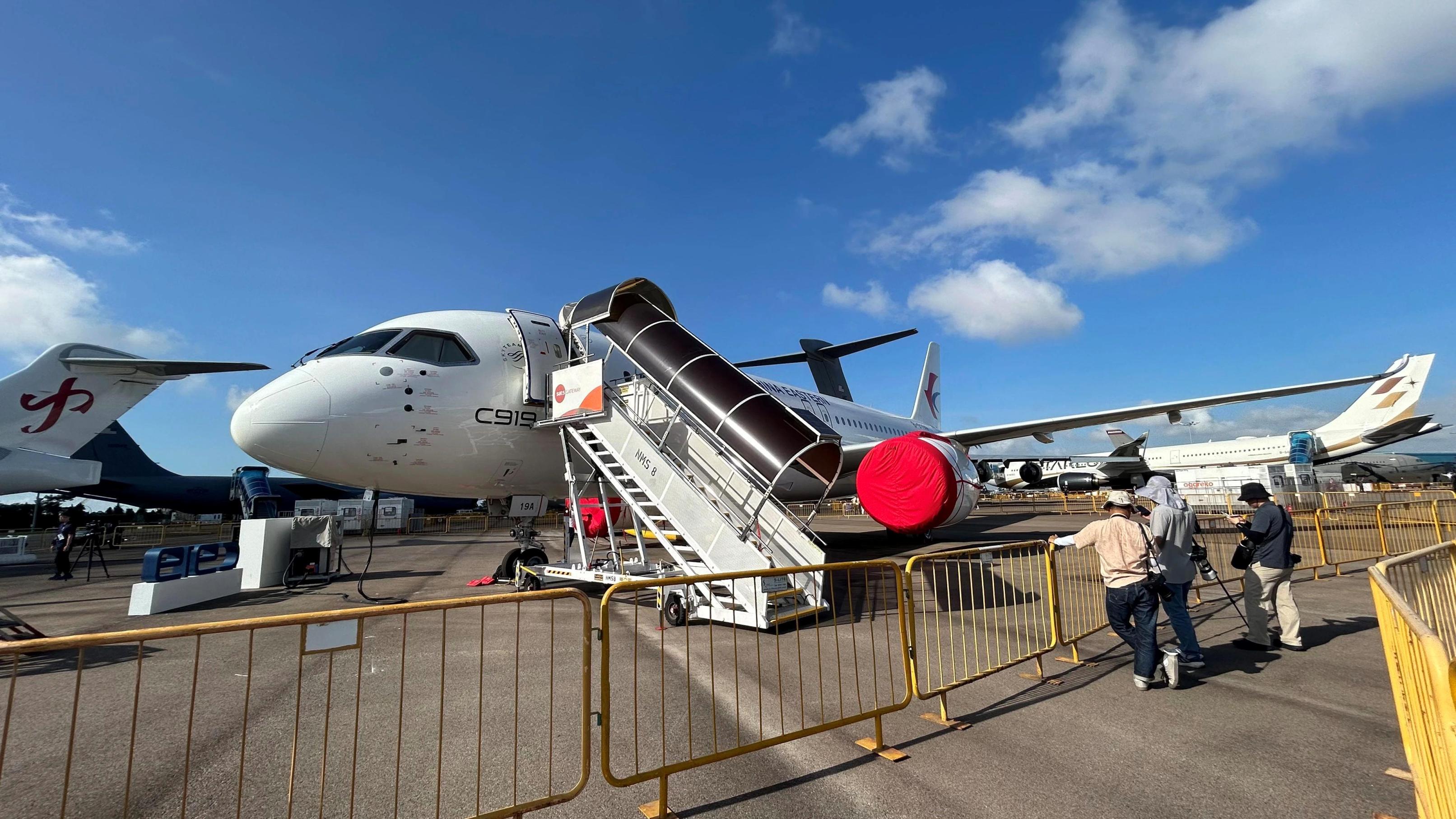 首次在境外航展公开亮相