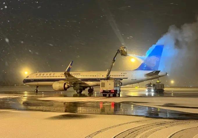 北京首都、大兴机场多举措除冰雪,保障航班运行