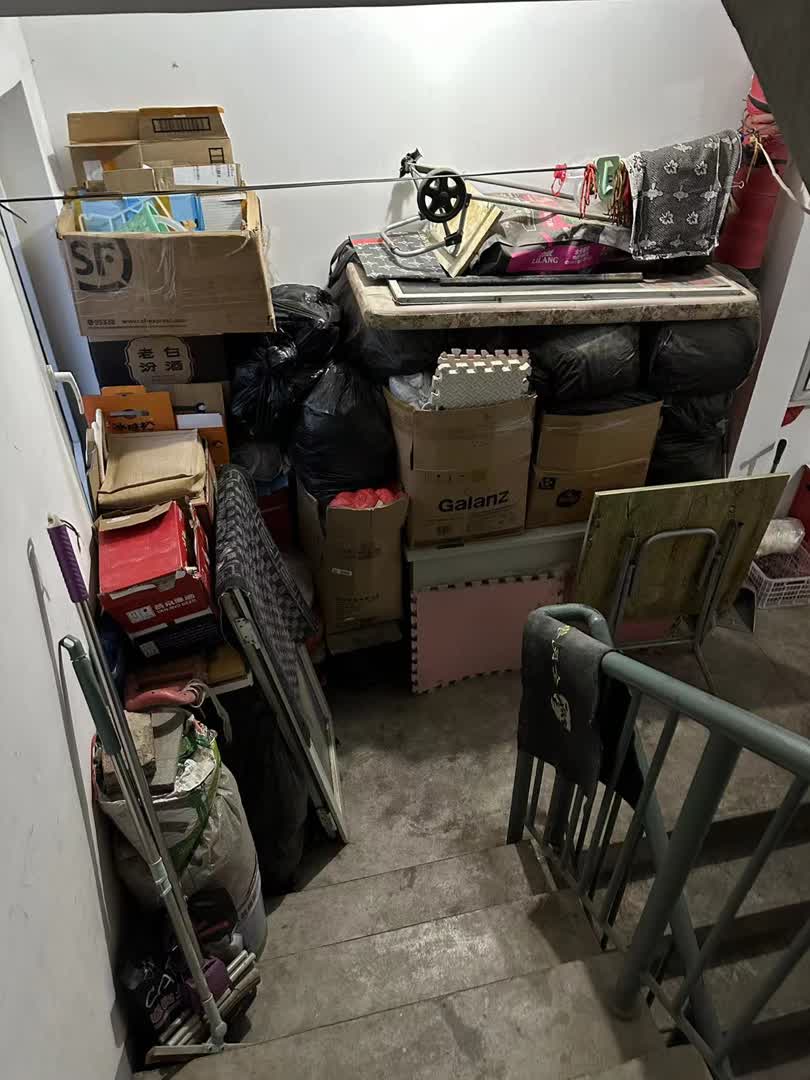 近日,记者随机进入该小区4号,5号,6号住宅楼查看杂物堆占情况.