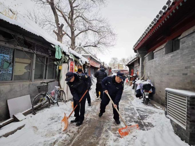 北京：“人人参与”氛围浓厚，城管部门发动5.5万名群众扫雪铲冰