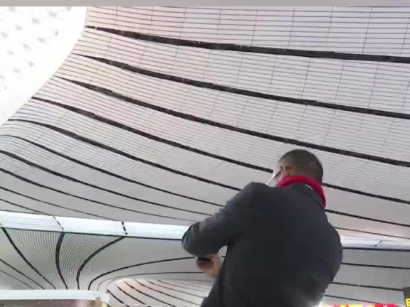 他见证大兴国际机场从无到有，今天他变身摄影指导！